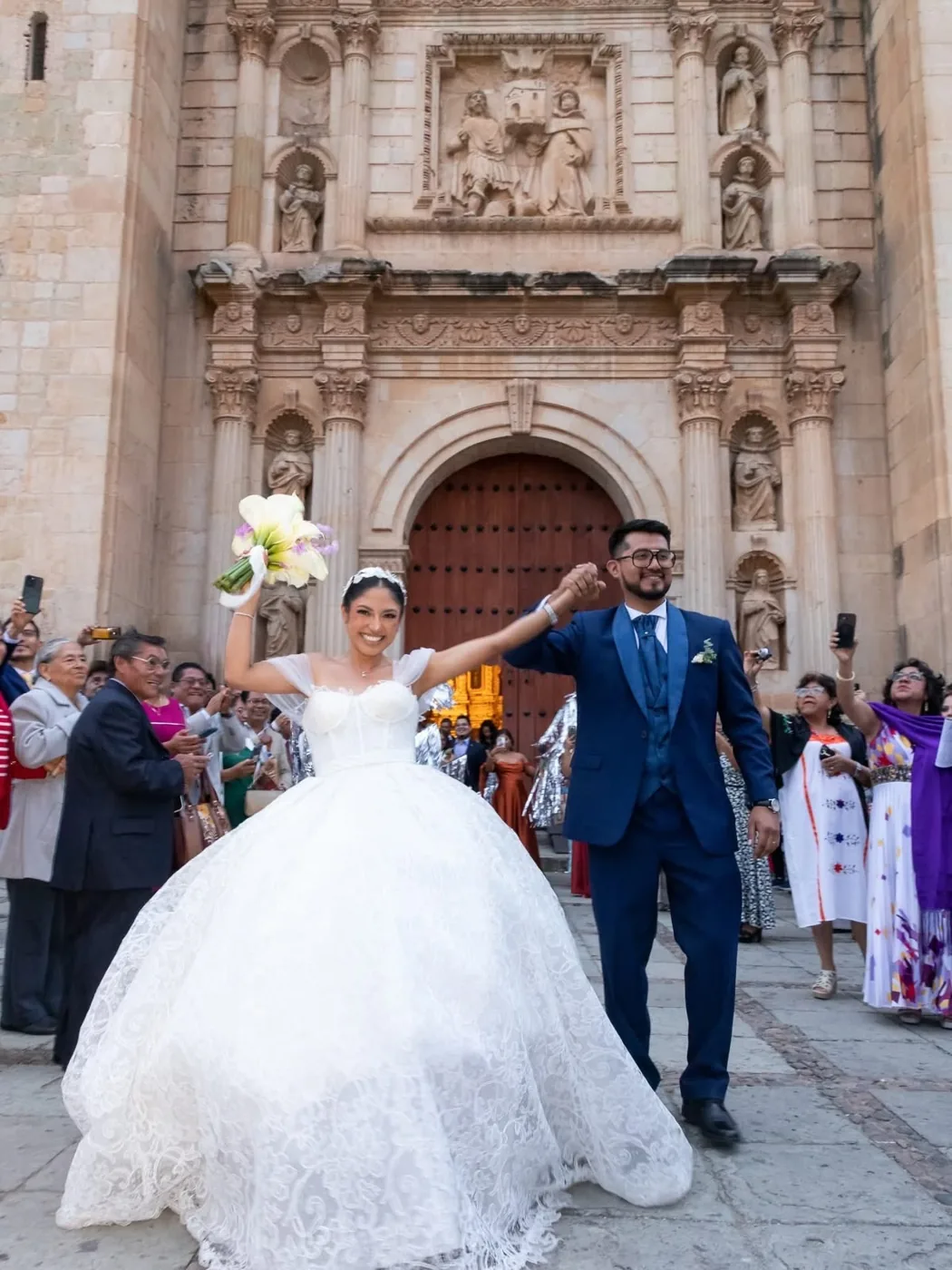 Novios saliendo de la iglesia en Oaxaca